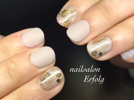 マットベージュの和柄ネイル