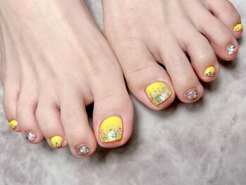 イエローキラキラフットネイル