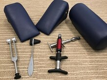 アンリーシュ カイロプラクティック(Unleash Chiropractic)の雰囲気（細かく検査をします。施術は器具を用いたやさしいものもあります）