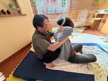 エイチアールオペレーションセンター誠(HR operation center)の雰囲気（タイ古式療法・背骨を伸ばす施術）