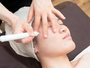 サロン ド ネイジュ(Salon de Neije)の写真/【シミケアに特化】低周波でピンポイントにアプローチ!大人女性のお悩みに特化したシミケア専門サロン★