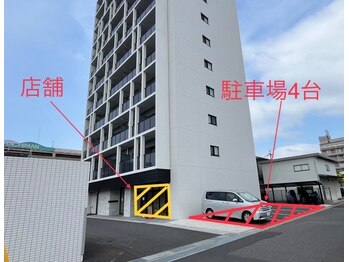 ロレインブロウ 近江八幡店/4台分の駐車場があります