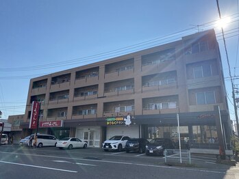 アモリール(Amolir)/茶色いビルの1階です♪