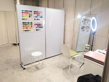 スタパト 新宿本店/内観パーソナルカラー診断の様子