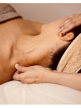 宝来リフレクソロジー 赤坂店/首リンパマッサージで老廃物流す