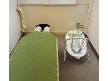 豊洲カイロプラクティックの雰囲気（お子様をバウンサーに寝かせながら施術を受けることもできます）