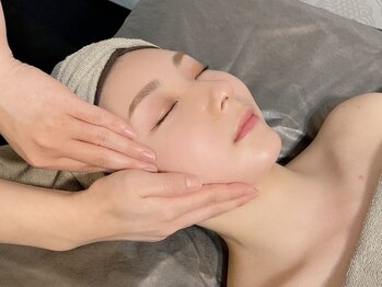 ザ ラウラ ビューティー ボディ(THE LAULA BEAUTY)の写真/【剥かない「グロスピーリング」導入】最新技術でニキビ/たるみ/毛穴をケア☆マシン×ハンドで小顔調整も◎