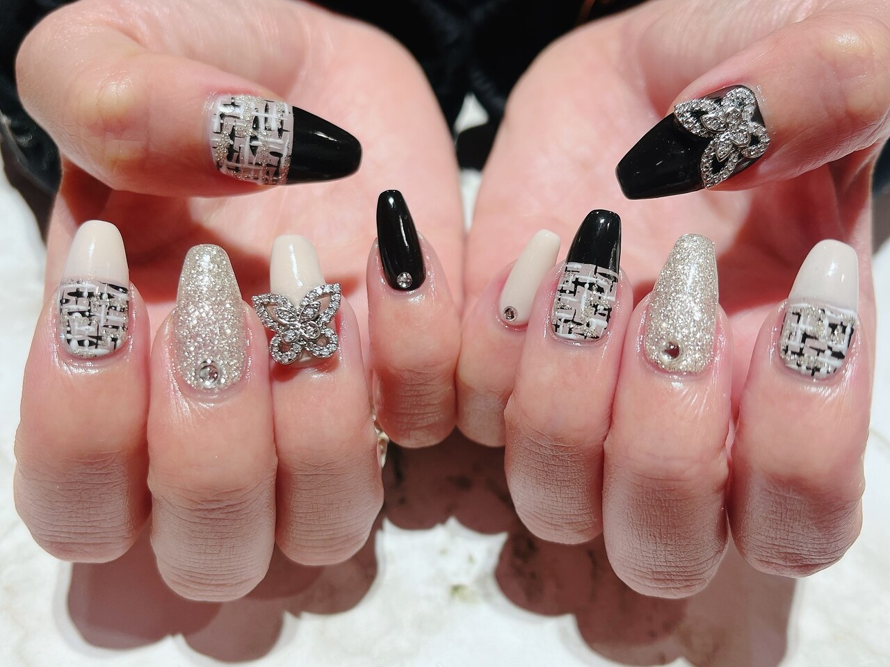 2025年-2026年冬トレンド】ブラック ツイードのネイルデザイン集｜人気