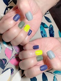 くすみカラーでカラフルネイル