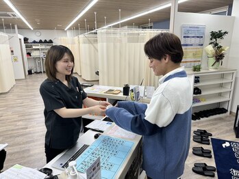 福工大前リハキュア鍼灸整骨院/受付にてご予約の確認