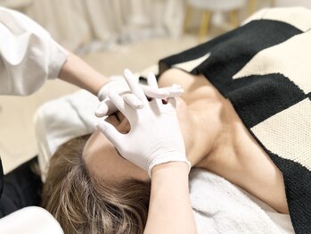 アンドエム(&M)/リフトアップ・たるみ0のお顔に