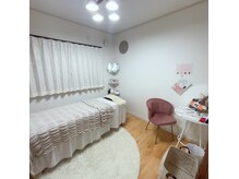 カエラ(Kaela)の雰囲気(白を基調とした落ち着きのあるエステルームになります。)