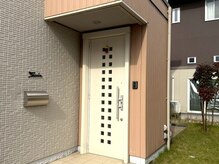 造顔美肌＆小顔痩身専門店　エステBIZIN　富山店の雰囲気（入口◆駐車場は家の前に2台可能です！）