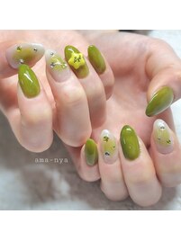 カーキ色　チークネイル