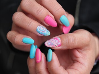 ビビッド ペイズリーネイル