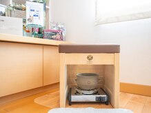 よもぎ&１２種類のハーブを使用。檜のイスにクッションの座面。