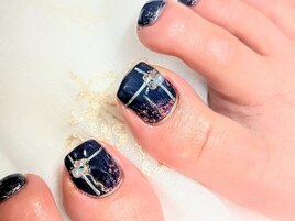 きらっと光る深みフットネイル