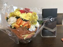 堺米ぬか酵素風呂 きざしの雰囲気（パンフレットと花）