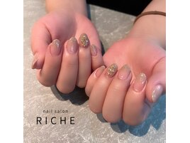 上品ラメと大粒ビジューネイル