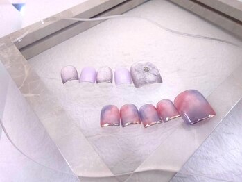 ディバイン ネイルズ(DIVINE NAILS)の写真/隙がないオシャレな指先♪色鮮やかな抜け感あるデザイン＆カラーで足先を魅力的に《デザイン定額￥7500》
