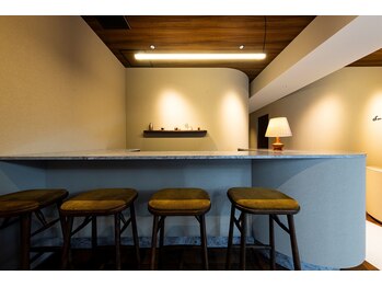 デルタエヌピー63+(δnp63+)/カウンター【小顔/薬院/福岡】