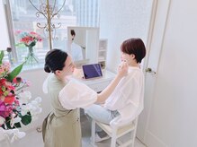 パルタージュ 三宮(Partage)の雰囲気（UVライトでニキビの原因のポルフィリンを映し出し内部をチェック）