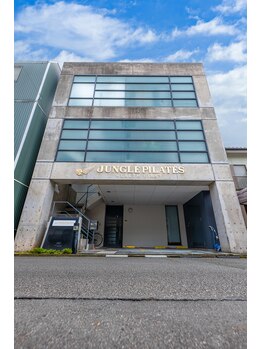 《マシンピラティス》JUNGLE PILATES 島田店/店舗外観！駐車場は１階部分♪