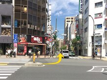 シンボディメイク 恵比寿(SiN BODY MAKE)/交番前の横断歩道を渡ります。