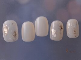 シンプル淡色金箔ネイル