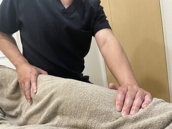 しろねこ整体院/フットケアの施術風景
