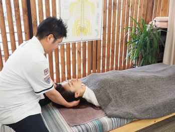 ゆいまぁる/飯岡院長の施術風景