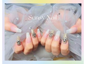 センシー ネイル スタジオ(Sensy Nail Studio)/長さ出し+個性ゴシック風パーツ