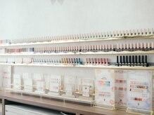 カロミ(Caromi)の雰囲気(1800色を超えるマグネットジェルの品揃え♪)