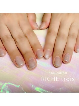 リッシュ トロワ(RICHE trois)/パールグレージュネイル
