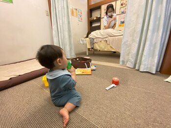 子育てママの整体サロン/施術中のお子様の様子