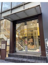 ブリッシュ(Bullish)/建物入り口