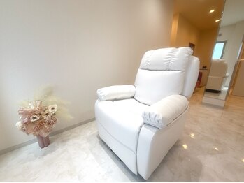 ナビアイ(nabi eye)/白とピンクがメインの店内♪