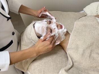 リアルナ(REALUNA)/たっぷりの泡で洗浄中…