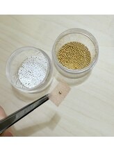 トータルボディーケアステーション 岡山院/肌色のテープで金粒を貼ります