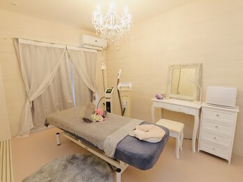ベルナブリエ(BERNA BRILLER)/トリートメントルームにご案内