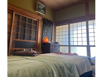 ホワイトタイガー(White Tiger)/岩塩ランプ