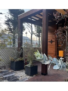 リリースブロウ(Release Brow)/キャメル色のドアが目印です☆