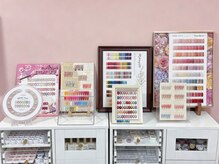 ラベンダーネイル(Lavender nail)の雰囲気（ピンクを基調し、豊富なカラーをたっぷりご用意しております）