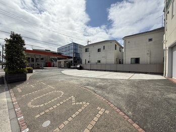 ナビアイ(nabi eye)/建物の左側に無料駐車場・駐輪場