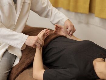 伝統鍼灸一滴庵の写真/【南森町徒歩1分/日々の疲れ、眼精疲労に効果的】手足のツボ、こめかみ、頭をメインに鍼施術をします。