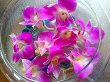 隠れ家サロン インディア エステティックサロン オアシス(OASIS)/生花を入れた癒しの空間