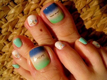 アロアロネイル(aloalo nail)/夏に可愛く☆3色グラデボーダー