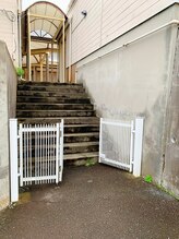 ガブリエル(GABRIELLE)/駐車場から施設内への入り口