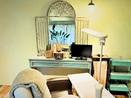 nail space