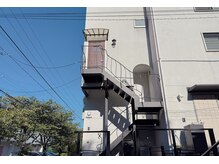 黒階段下にあるインターホンを鳴らして、上に上がってください♪